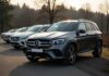 Mercedes-Benz Unfallfahrzeuge, darunter C-Klasse, E-Klasse und GLC Modelle mit sichtbaren Schäden, aufgereiht auf dem Gelände eines Autoankaufs im Jahr 2024.