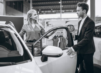 woman talking sales man car showroom scaled 1 Ankauf56 (2)